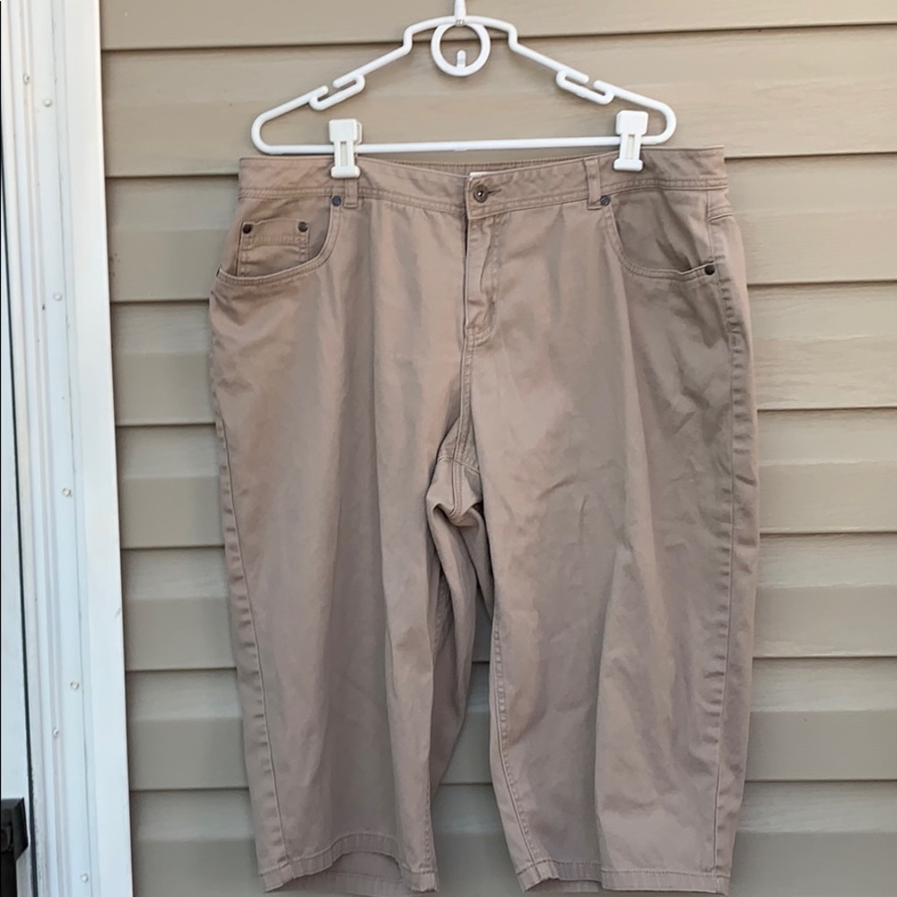 Cato Women’s Khaki Capri Pants - 20W - EUC